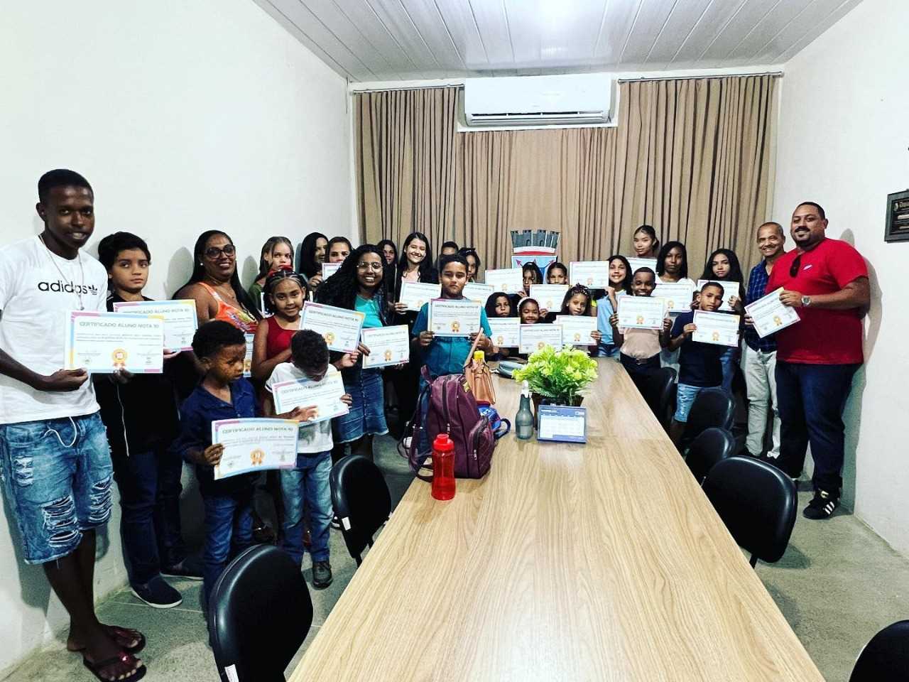 Camacã: Projeto aluno nota 10 da Secretaria de Educação premeia alunos a um passeio no shopping